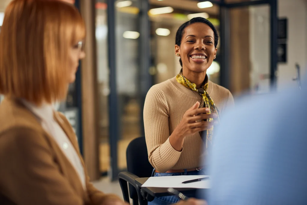 Quais são as responsabilidades das empresas e dos trabalhadores na NR-1? 
