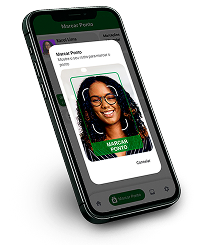 Colaborador registrando o ponto pelo aplicativo Dimep no celular